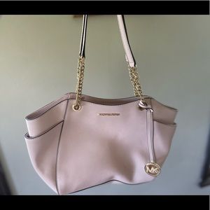 Selling a medium sized pink leather Michael Kors.